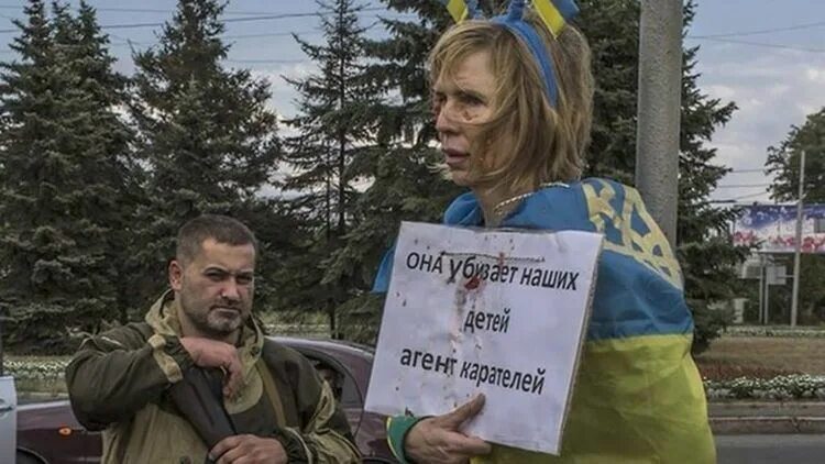 Сегодня у хохлов. Порванный флаг Украины. Украинки примотаны к столбу. Украинский флаг в Донецке.