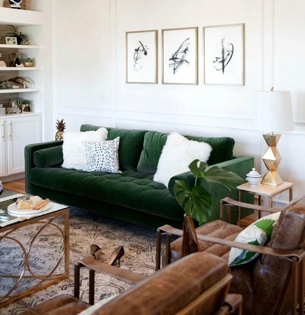 Диван Бартон изумрудном цвете. Стиль Сканди с зеленым диваном. Гостиная с изумрудным диваном. Диван изумрудного цвета в интерьере гостиной.