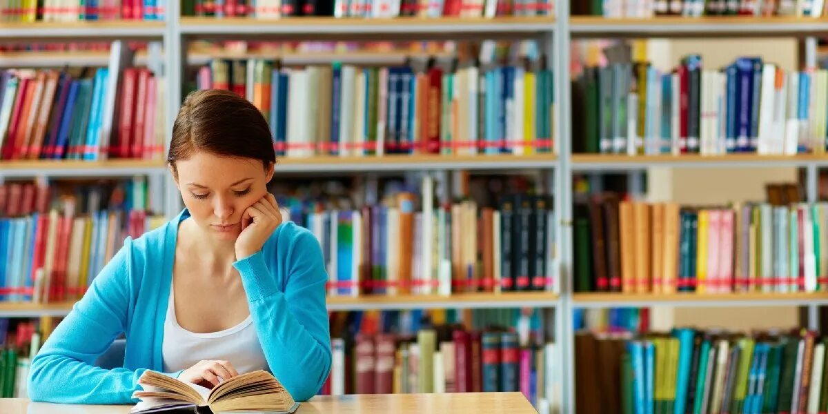 Мужчина с книгой в руках. Большой размер читать. Журнал одежды для женщин. Женщина с газетой. Реклама чтения книг.
