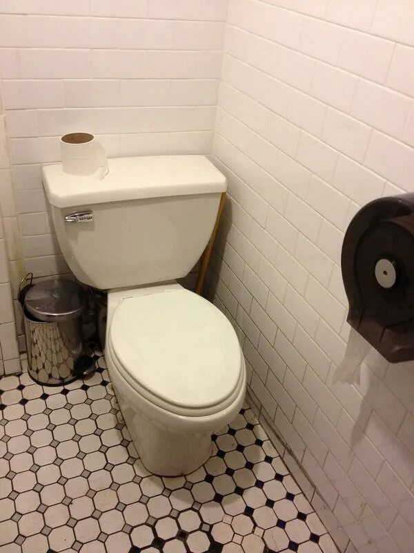 креативный туалет в квартире. креативный туалет в квартире. санузел с окном. душевая в деревянном доме. унитаз в туалете.