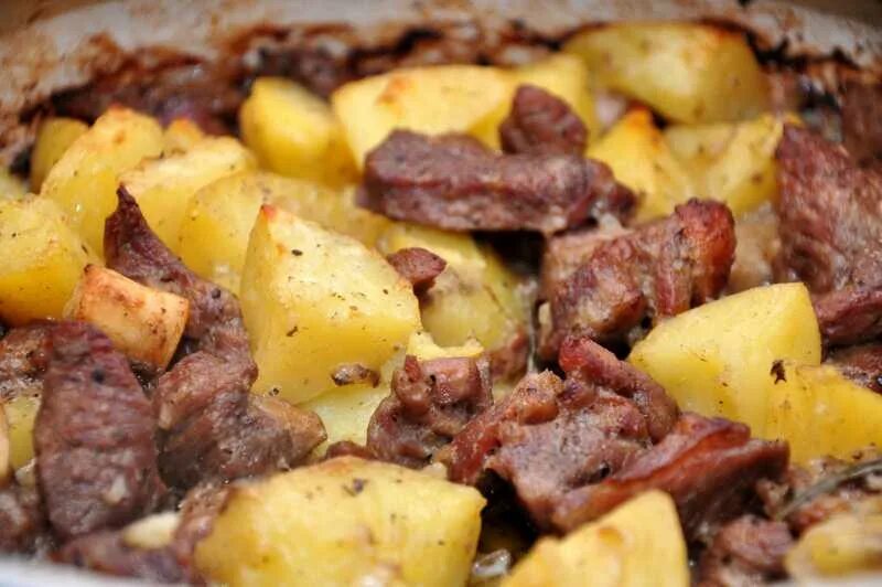 Бараньи ребрышки тушеные с картошкой. Баранина с картошкой. бараг ина с картошкой в духовке. баранина с картофелем в духовке. бараньи ребрышки в духовке с картошкой.