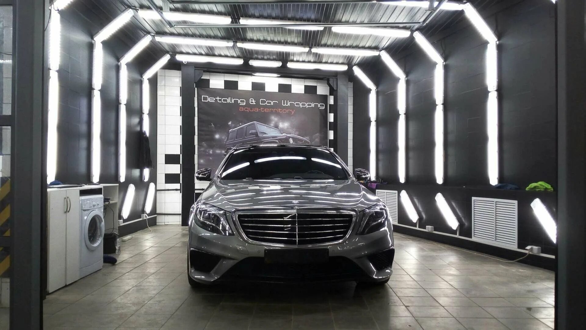 Via detailing. Детейлинг Мерседес 222. Мерседес s класс детейлинг. W222 Mercedes автомойка. 221 Детейлинг Мерседес.