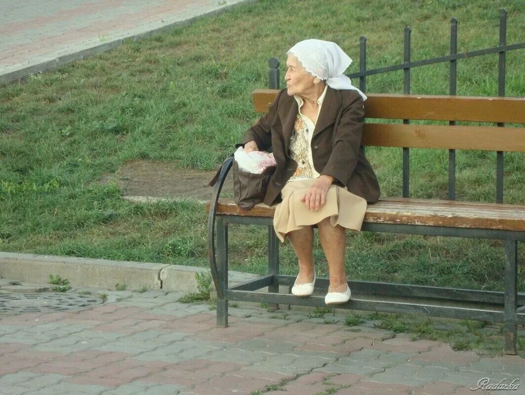 Устал присел. Устал присядь. Бабушка присела надеть внучке туфельки фото.