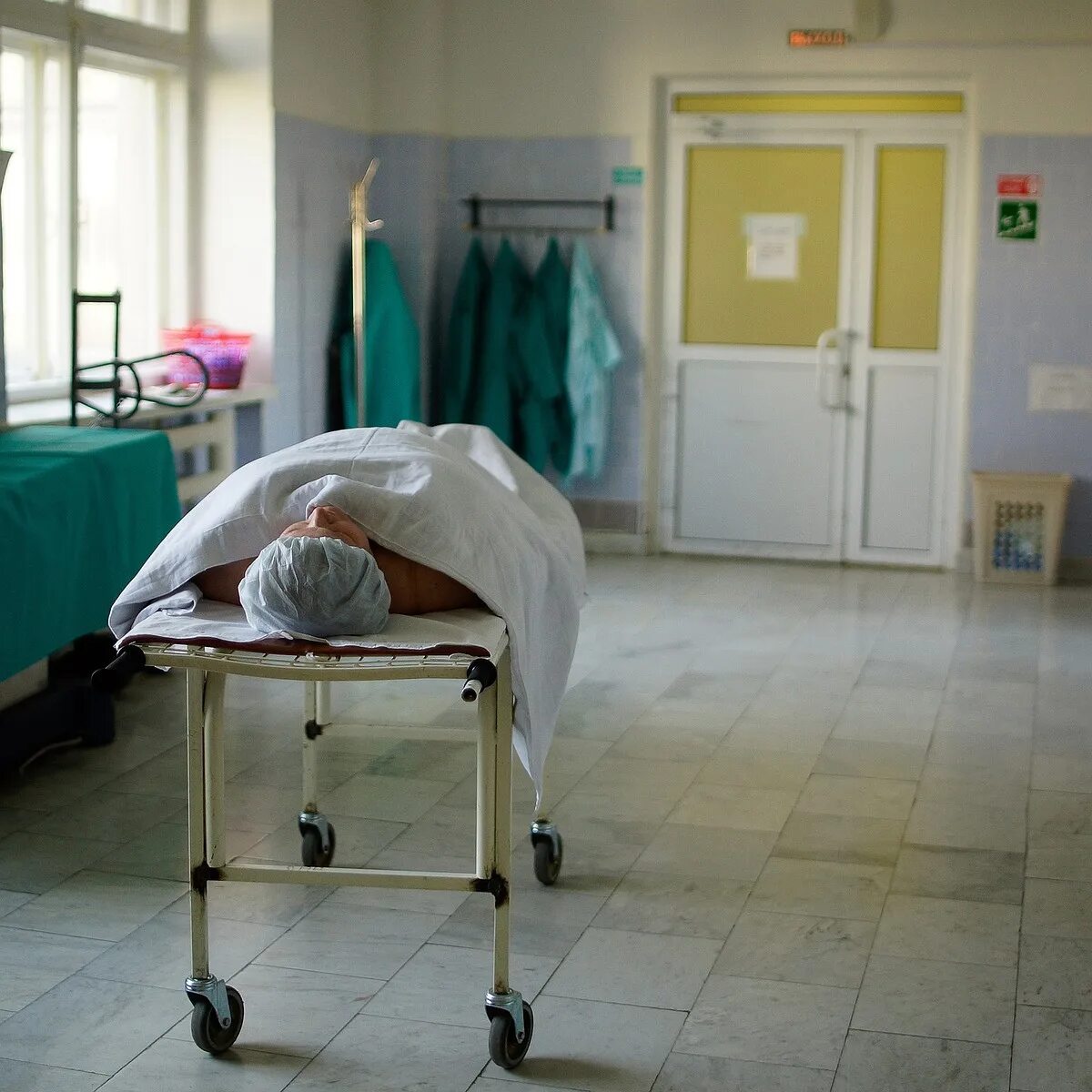 Патологоанатомическое отделение областной больницы. Секционный зал для вскрытия. Патологоанатомическое отделение больницы. Патологоанатомическое отделение областной больницы. Паталогоанатомическое отделение.