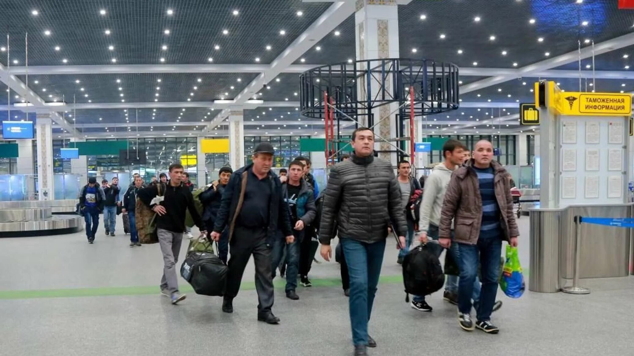 Таджики в аэропорту москвы. Мигранты в аэропорту. Мигранты Узбекистана. Мигранты из аэропорту в России Узбекистана. Аэропорт России мигрант.