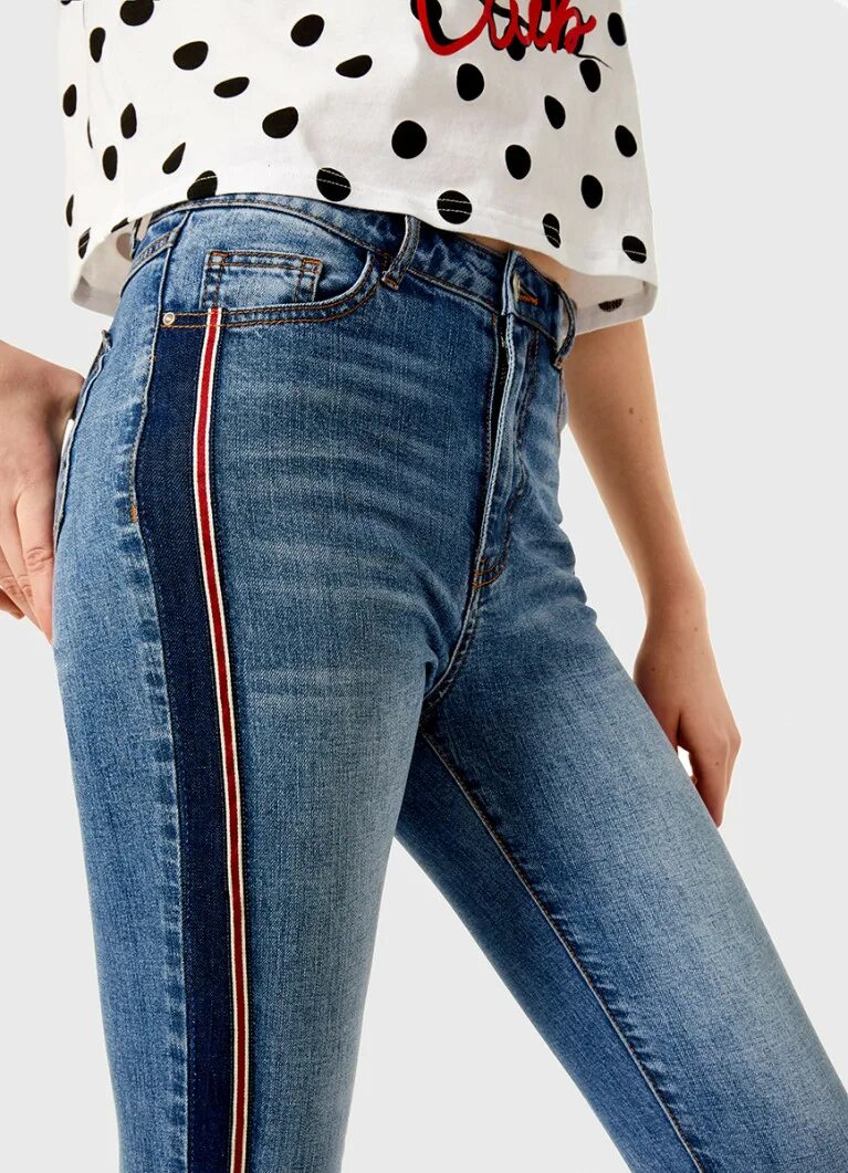 вставки в джинсы по боковому шву. расширить джинсы. расширить джинсы в бедрах оригинальные решения. джинсовая переделка одежда брюки. расширить джинсы в бедрах оригинальные решения.