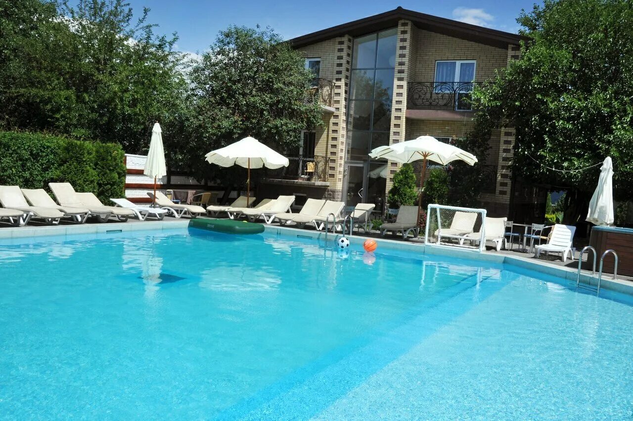 Комплекс в таганроге гринвич парк. Маликон кафе таганрог. Аквамарин цветково база отдыха. Маликон энергетическая ул. Таганрог отдых с бассейном.