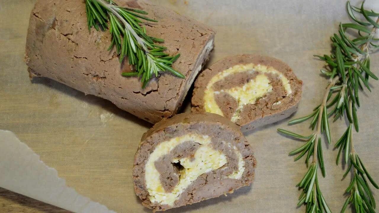 Рулет из печени и яиц рецепт. Печёночный рулет из куриной печени. рулет из куриной печени. рулет из паштета куриной печени. печёночный паштет с маслом рулетом.