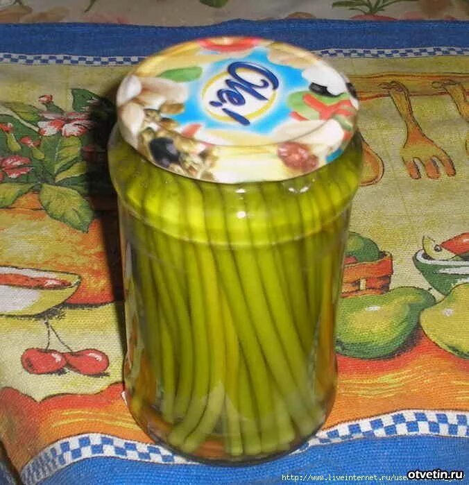Маринованные стручки чеснока рецепт приготовления на зиму. Стручковые соленья. Чесночные дудки. Побеги чеснока маринованные. Маринованные стручки.