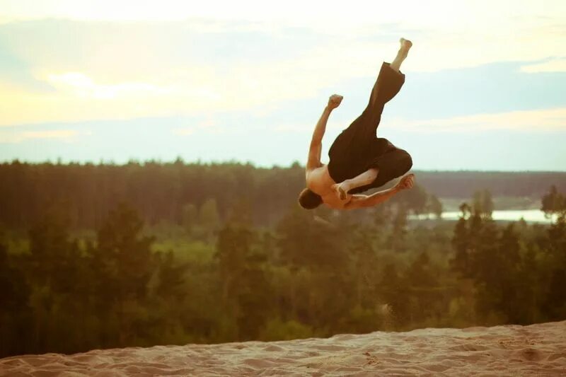 Фото парня сальто. Если будешь прыгать сделай сальто. Прыгать с крыши сделай сальто.