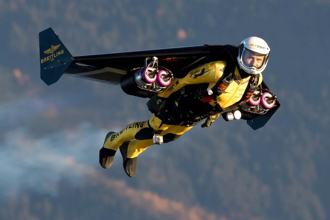 Летающий гони. Реактивный ранец Jetman. Ив Росси реактивный ранец. Реактивный вингсьют. Пилот Jetman Dubai.