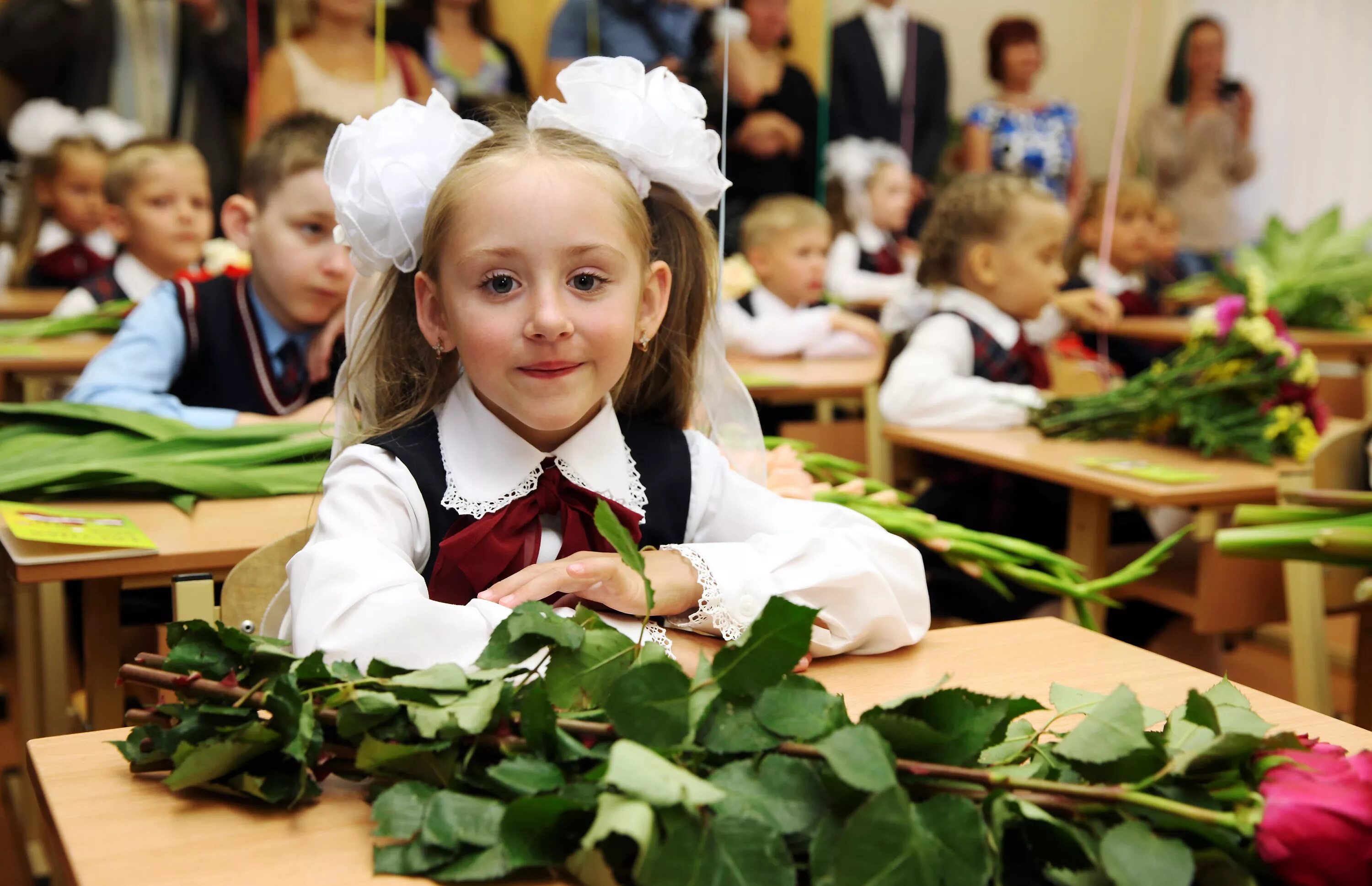Обычный школьный день. Будем учиться в сентябре в школе. День знаний фотосессия. Начальная школа в латвии. Школьники за партой.