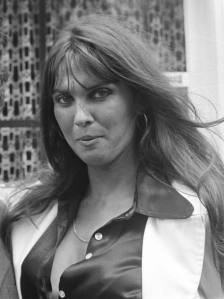 Кэролайн манро. Каролин мунро. caroline munro 1972. кэролайн манро актриса.
