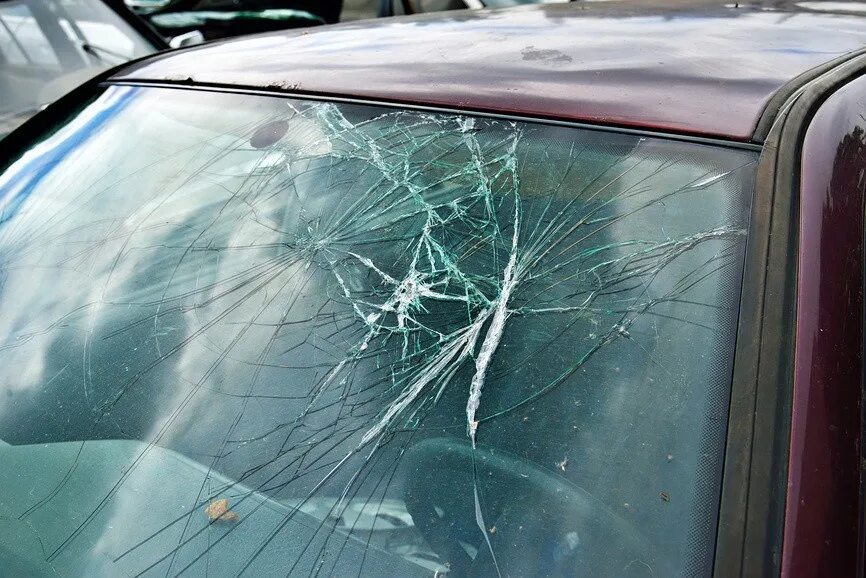 Разбили машину камнем. Разбитое лобовое стекло ВАЗ 2107. Разбитое лобовое с стекло на ВАЗ 2107 лобовое. Разбитое лобовое стекло ВАЗ 2109. Разбитое лобовое стекло ВАЗ 2114.