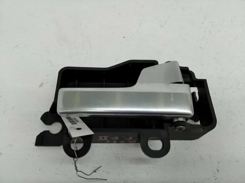 Ручка открывания двери форд фокус 1. Дверная ручка форд фокус 2. Внутренняя ручка двери форд фокус 2. Внутренняя ручка форд фокус 2. Ford focus 2006 пассажирская внутренняя ручка.