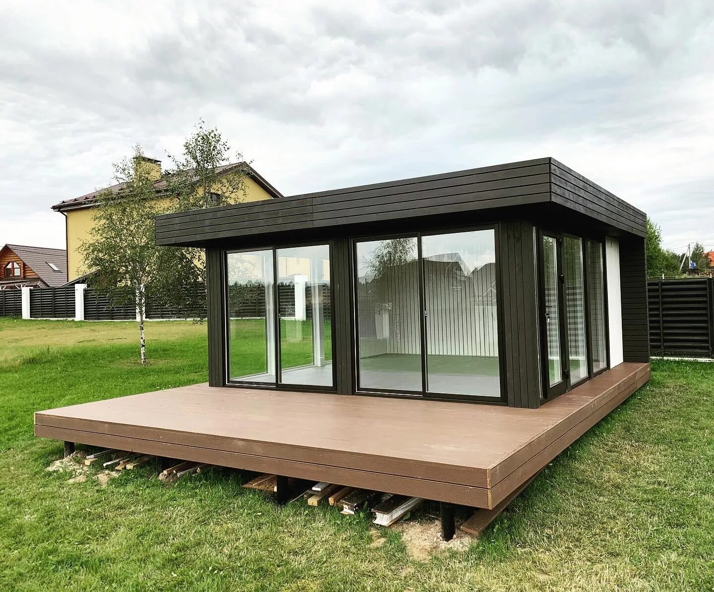 Модульный дом с террасой. Модульная терраса. Модульный домм с террасой. Стильный павильон. Модульная терраса.