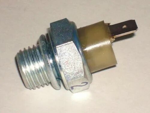 Датчик давления масла 2108. Датчик давления масла 1118 (сэмз). 3829 применяемость. 3829 датчик аварийного давления масла. Датчик давления масла веста 1.