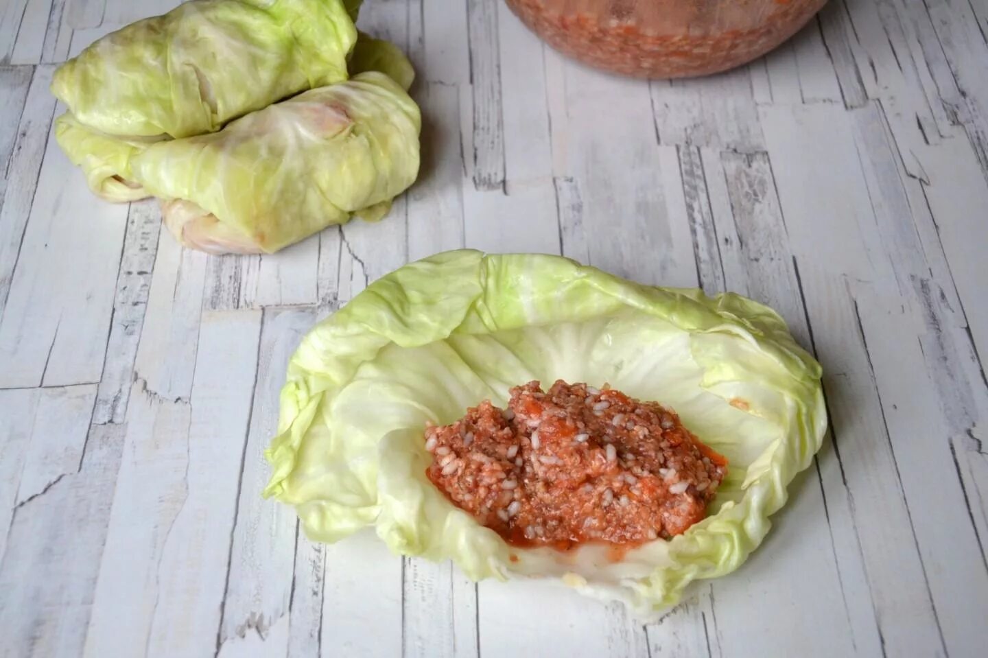 Фарш для голубцов с рисом и мясом. Голубцы из капусты с фаршем. голубцы в капустных листьях. фарш в капустных листьях. голубцы классические.
