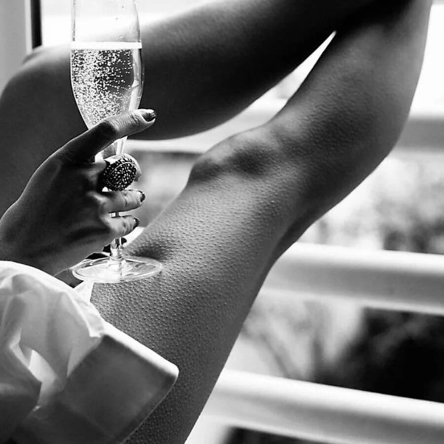 Приколы про подруг картинки. Что будете пить девочки. Прикольные демотиваторы и анекдоты. Мадам высказывания. Девушка пьет пиво.