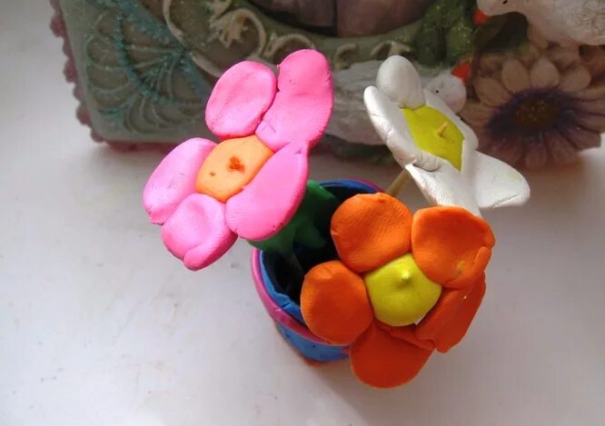 Цветы из воздушного пластилина на 8. Цветы из пластилина. Цветы из пластилина для детей. Цветок в горшке из пластилина. Лепка ваза с цветами.