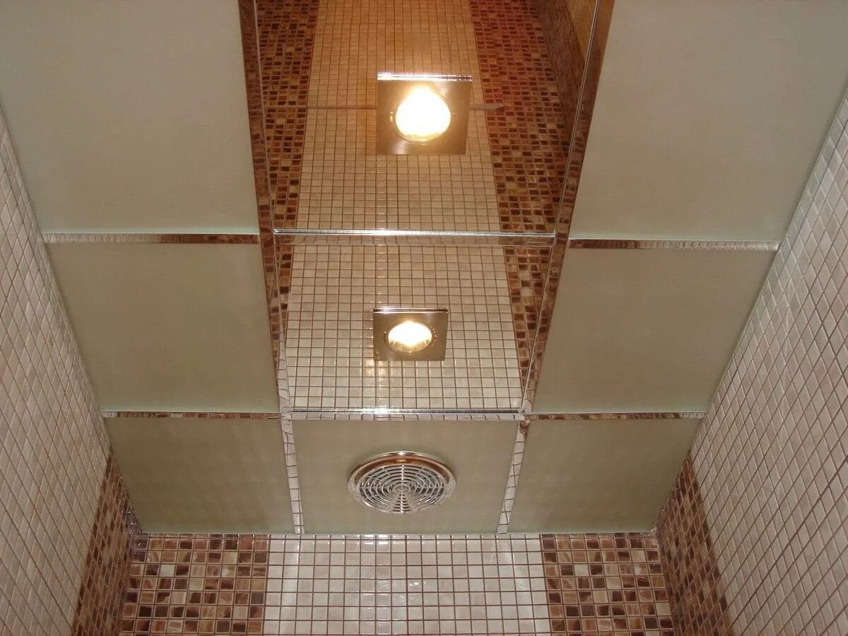 Натяжные потолки ванная плитка. Потолок в ванной. Подвесной потолок в Туа. Подвесной потолок в туалете. Отделка потолка в туалете.