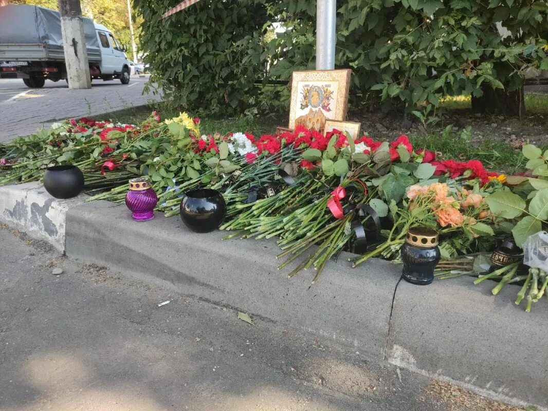 Сколько погибло в белгороде с начала сво. Стихийный мемориал в Белгороде. Мемориал в Белгороде взрыв. Цветы после трагедии в Днепре.
