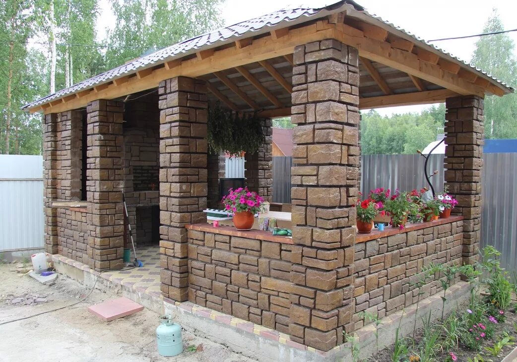 Беседка для дачи из кирпича фото. Беседка 3х4 с четырехскатной крышей с мангалом. Беседка с четырехскатной крышей и мангалом. Садовые беседки из кирпича. Беседка барбекю, газебо.