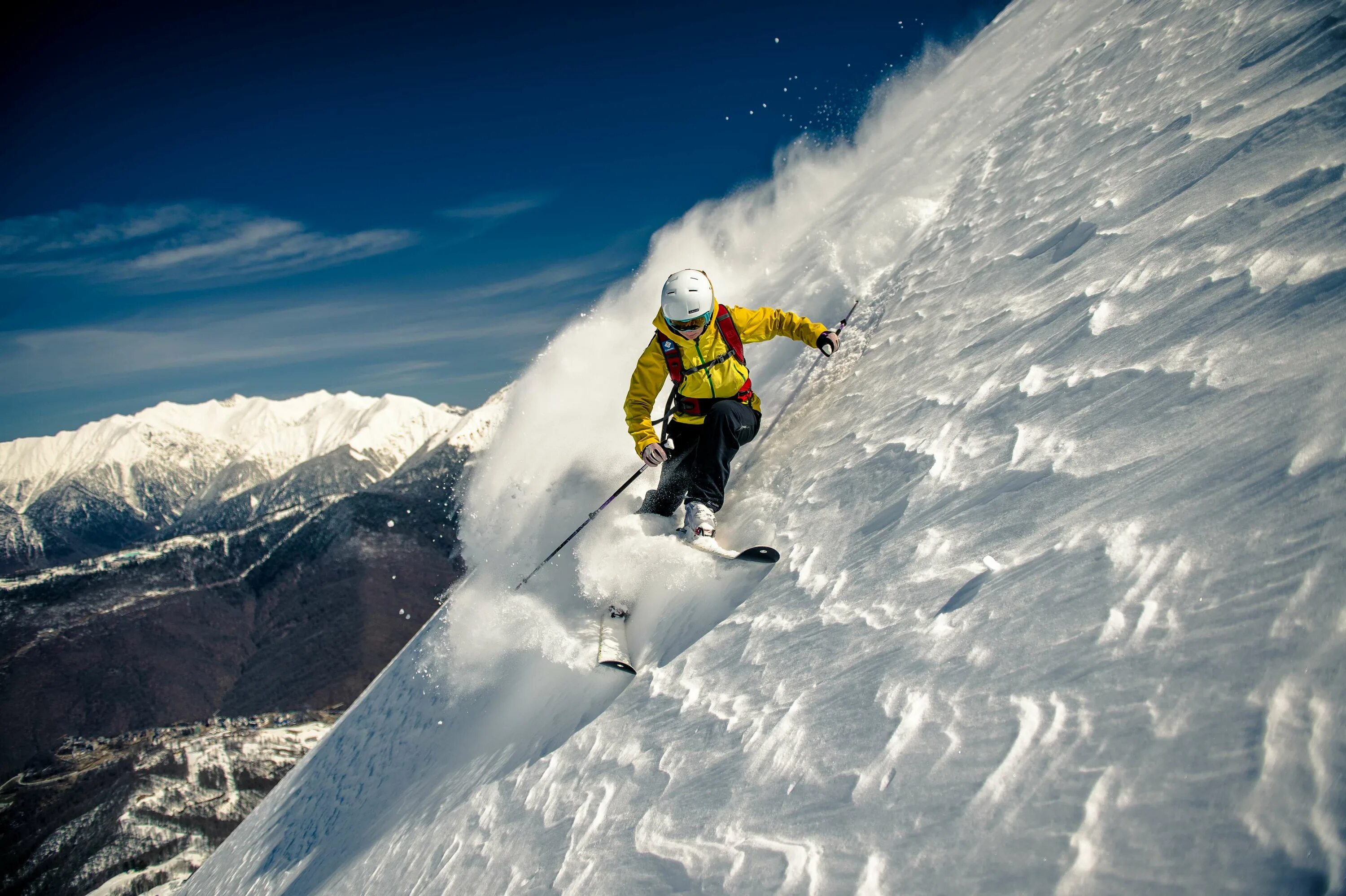 горные лыжи. катание на горных лыжах. сочи красная поляна лыжи. горнолыжка сочи красная поляна. красная поляна сочи горнолыжный курорт.