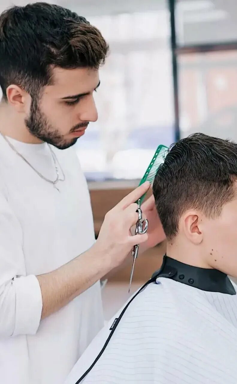 Дасаев дамир стилист барбер шоп. Парикмахер. Парикмахерская для мужчин. Парикмахер мужской. Сборы жениха в барбершопе.