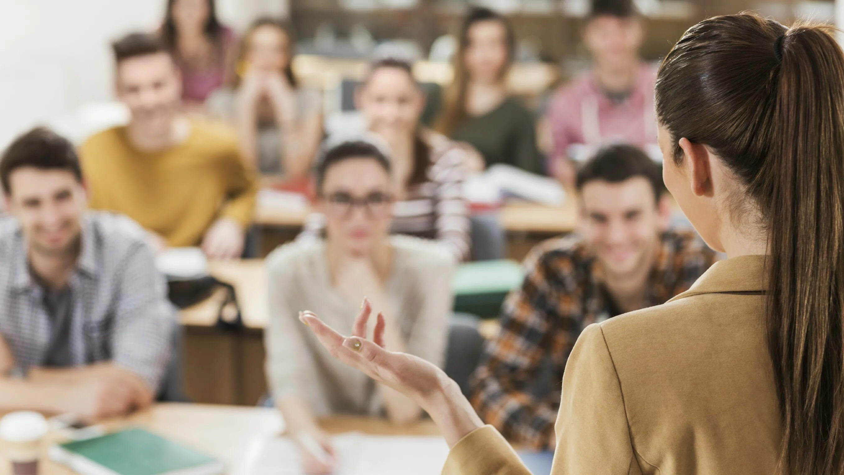 Связь преподавателя и студента. Преподавание в вузе. Преподаватель в университете. Лекция в университете. Студенты со спины.