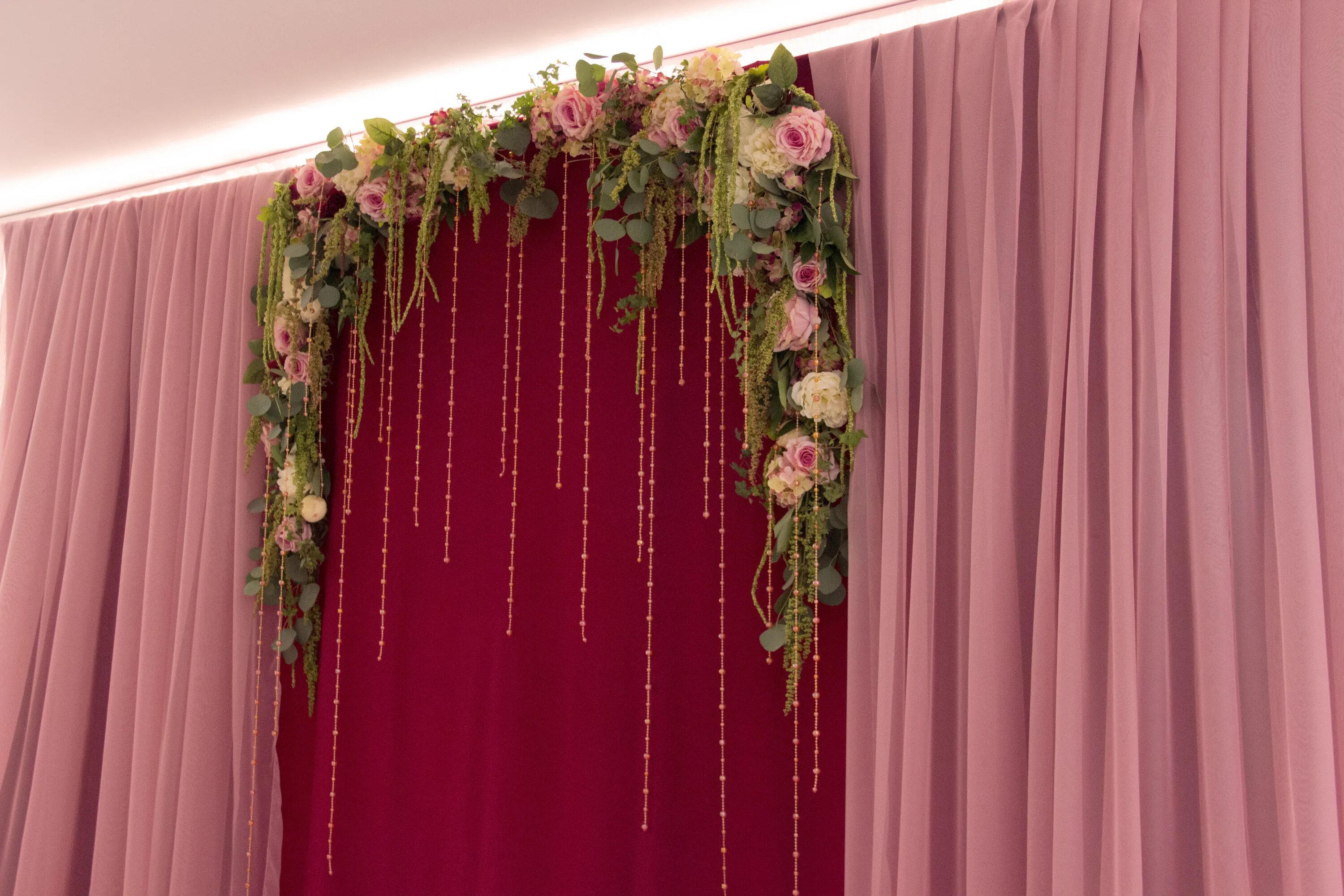 украшение сцены цветами. цветочная композиция на сцену. украшение концертного зала. арка "свадебная". украшение зала бумажными цветами.