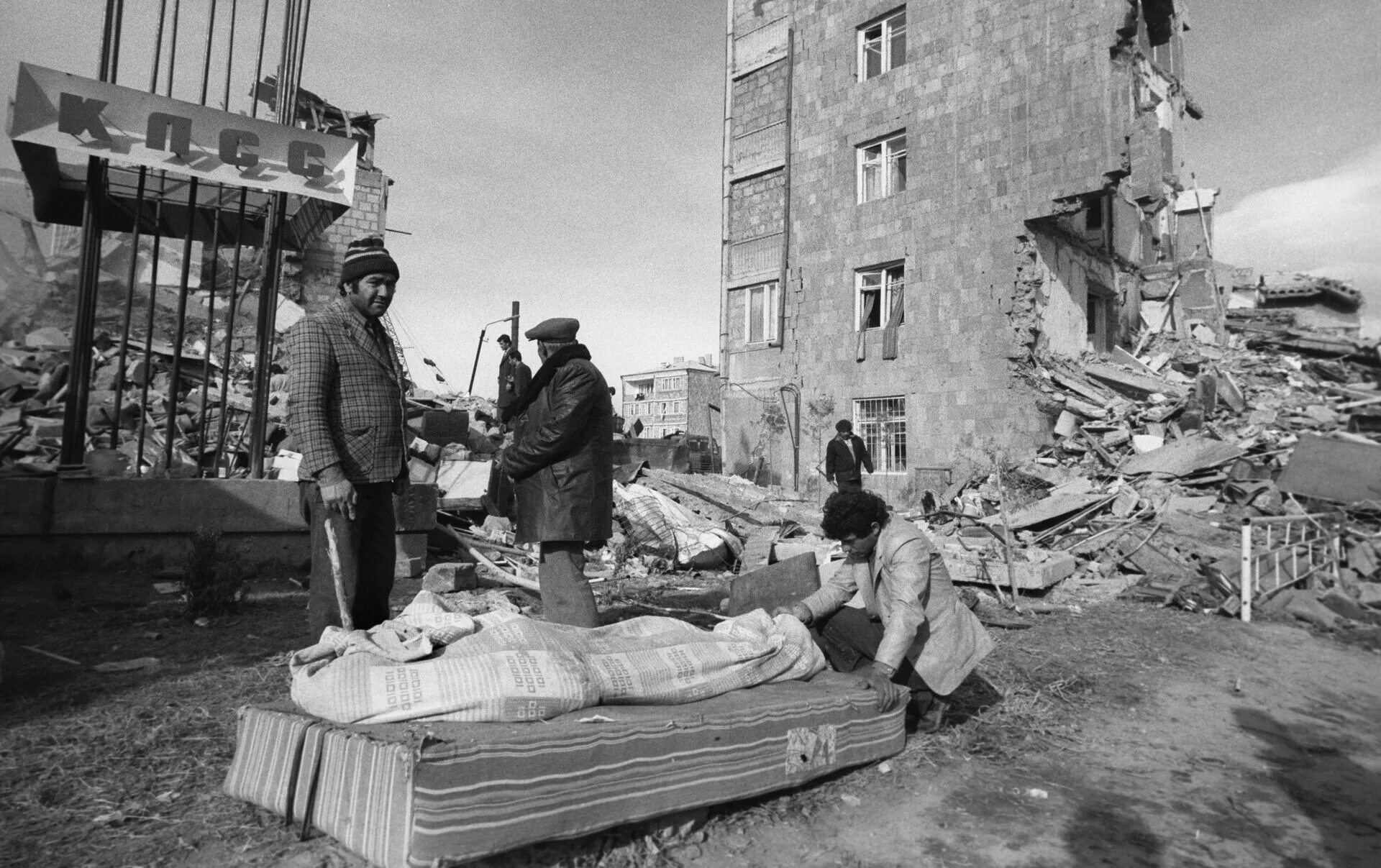 Землетрясение в Армении в 1988. Спитак землетрясение 1988. Ленинакан землетрясение 1988.