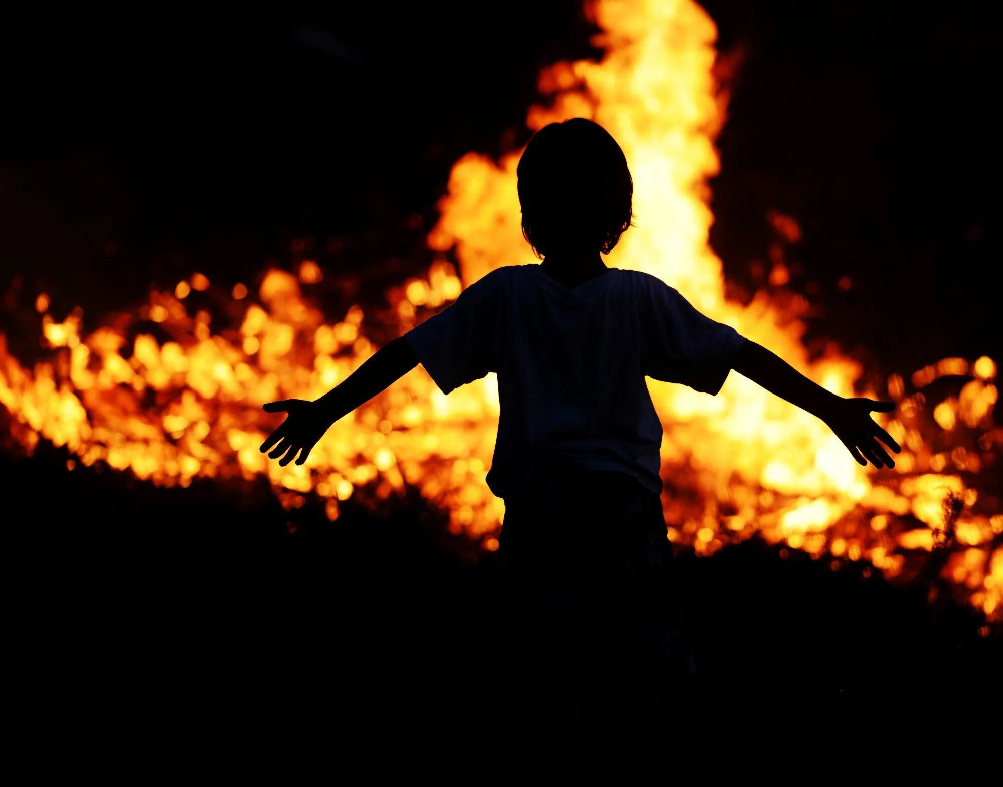 Fire child. Огонь для детей. Человек на фоне огня. Силуэт человека в огне. Мальчик на фоне огня.