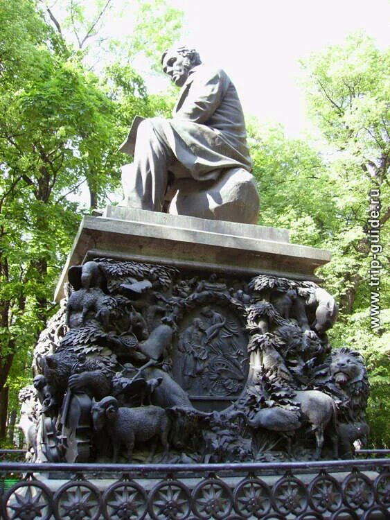 Где в санкт петербурге памятник крылову. Петр клодт памятник крылову. памятник крылова в санкт-петербурге. памятник крылову в летнем саду. памятник крылову в петербурге в летнем саду.