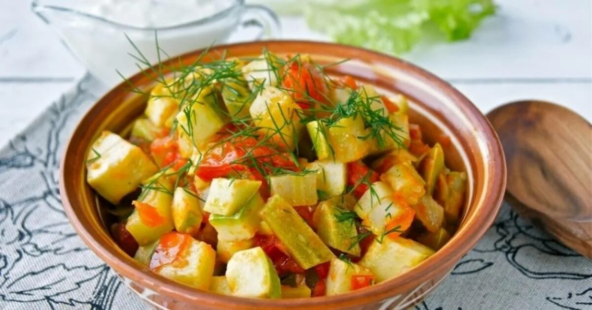 картошка с кабачками. тушёные кабачки с помидорами. кабачковая икра с помидорами и морковью. овощное рагу из кабачка вкусно. овощное рагу с кабачками.