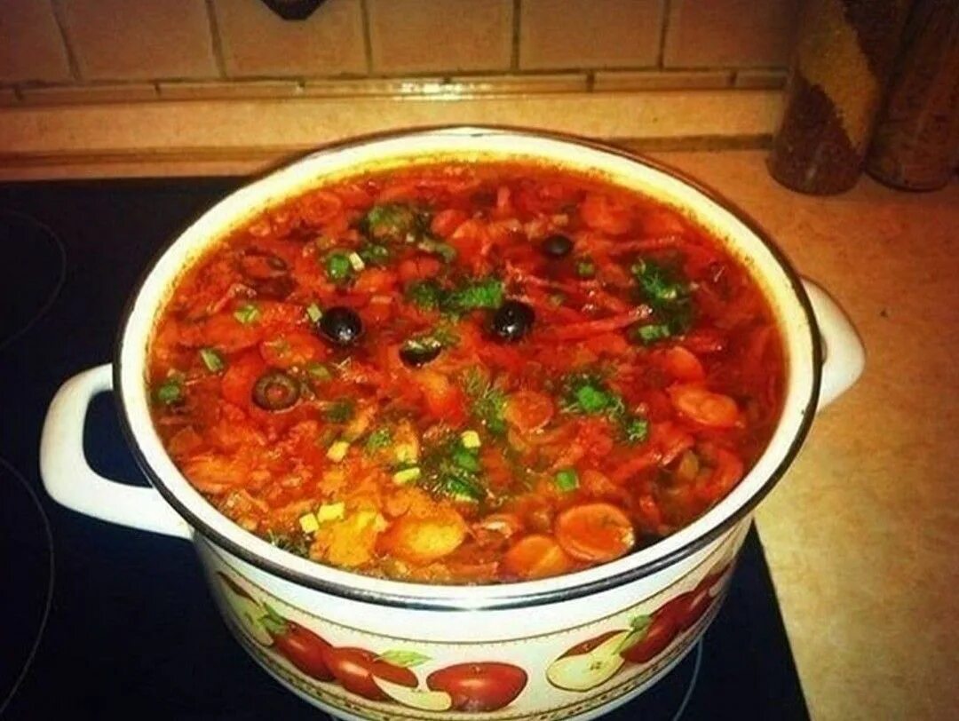 Солянка в кастрюле с капустой. Солянка. солянка в кастрюле. солянка сборная мясная. солянка домашняя.
