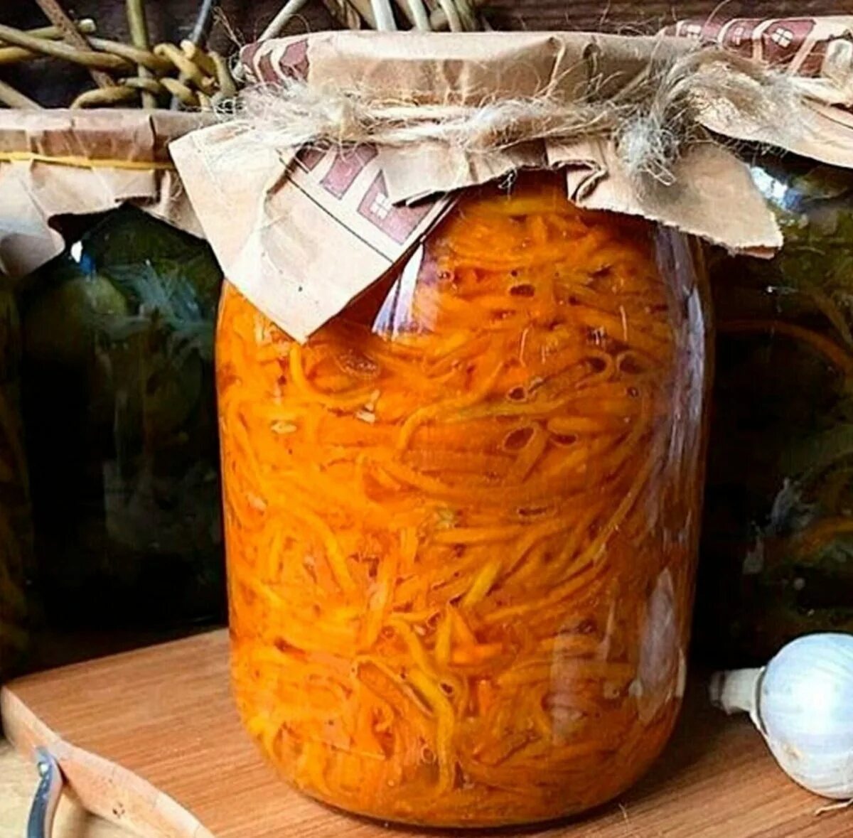 Рецепт моркови на зиму самый вкусный. Морковь по корейски на зиму. корейская морковь на зиму. корейская морковка на зиму. корейская морковь на зиму в банках.