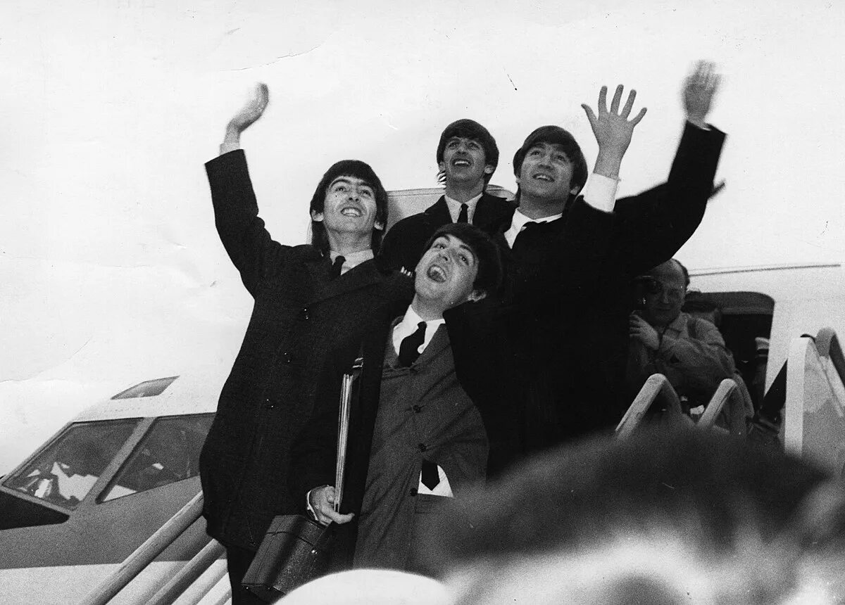 Лучший хит битлз слушать. The beatles в городе. джон леннон и фанат. битлз концерт в австралии. битлз и поклонники.