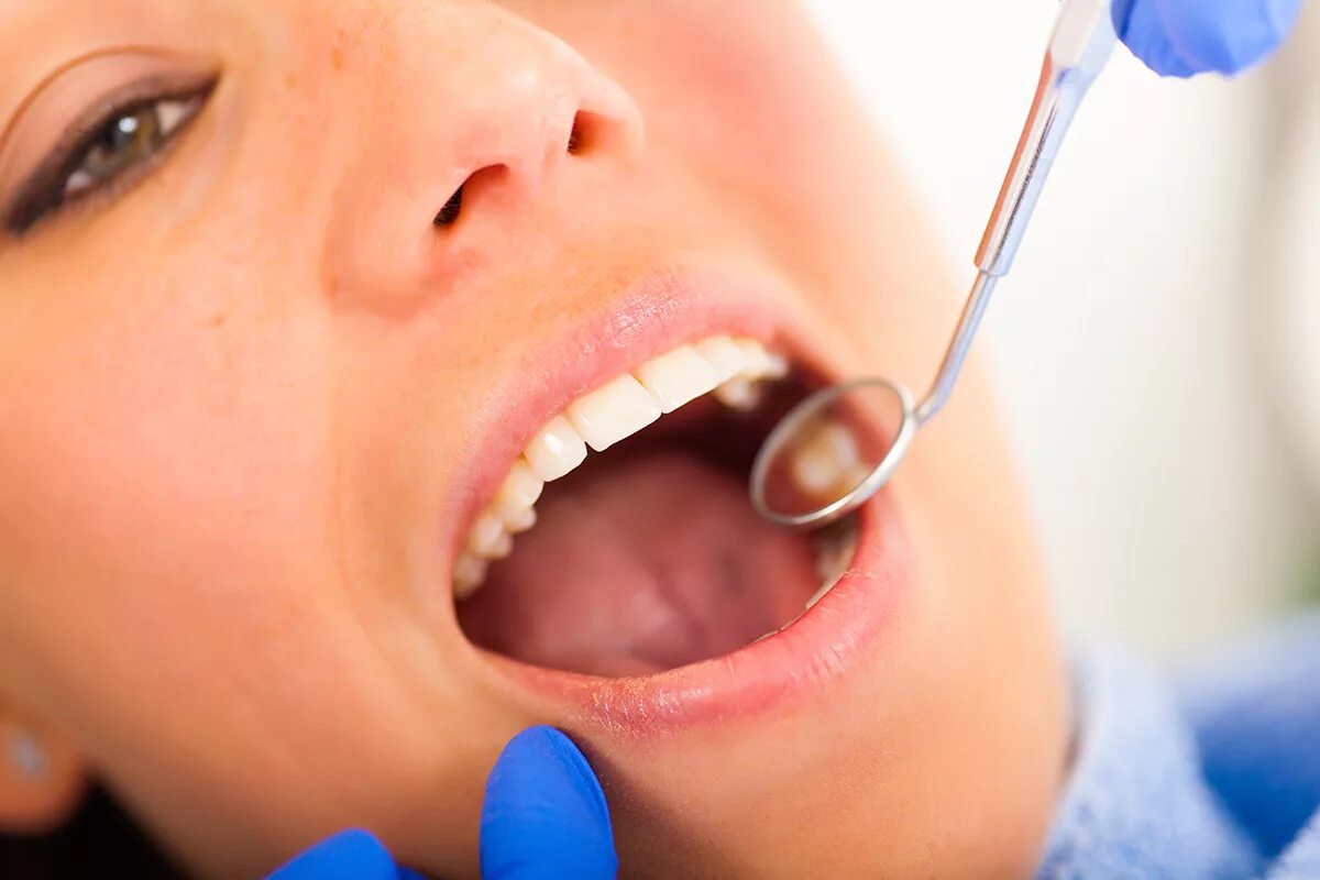 Десен доктор. Стоматология обои. Фон зубы стоматология. Лечение зубов. Стоматология картинки для презентации.