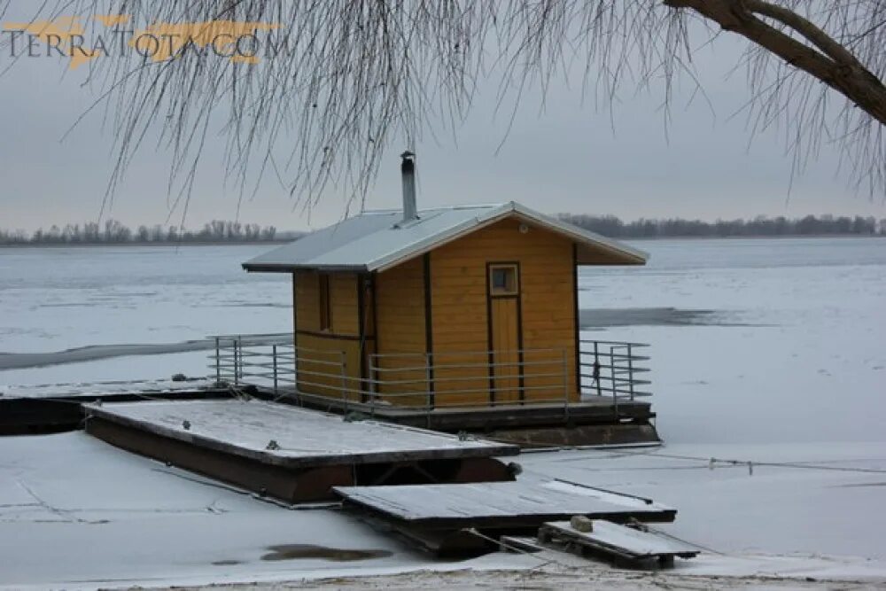 Баня на воде белая Холуница. Баня на понтоне Самара. Отель Семигорье плавучая баня. Баня на плаву. Русская баня на воде