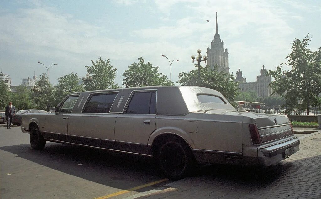 Lincoln Town car Limousine 1992. Машины 90-х. Лимузин 90 годов. Лимузин Мерседес 90-е.
