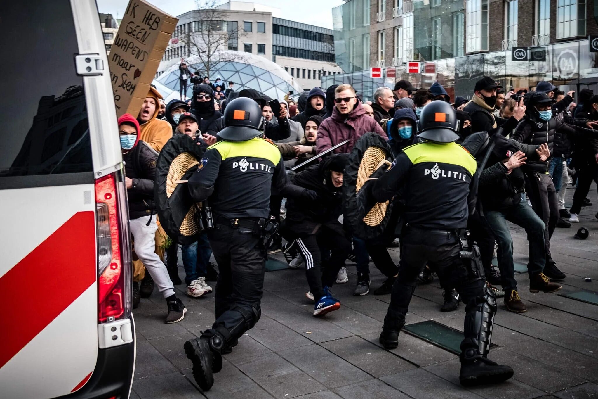 Что такое протест. Протесты в Нидерландах 2021. Нидерланды разгон демонстрации. Массовые беспорядки в Европе.