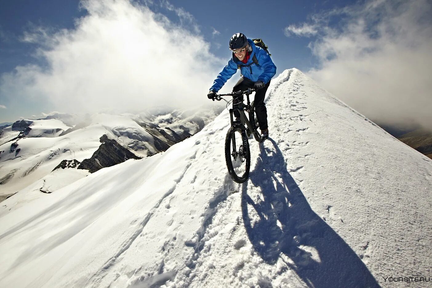 Велосипед едет в гору. Зимний велосипед. Велосипед для снега. Велосипедист зимой. Велосипед для зимы.