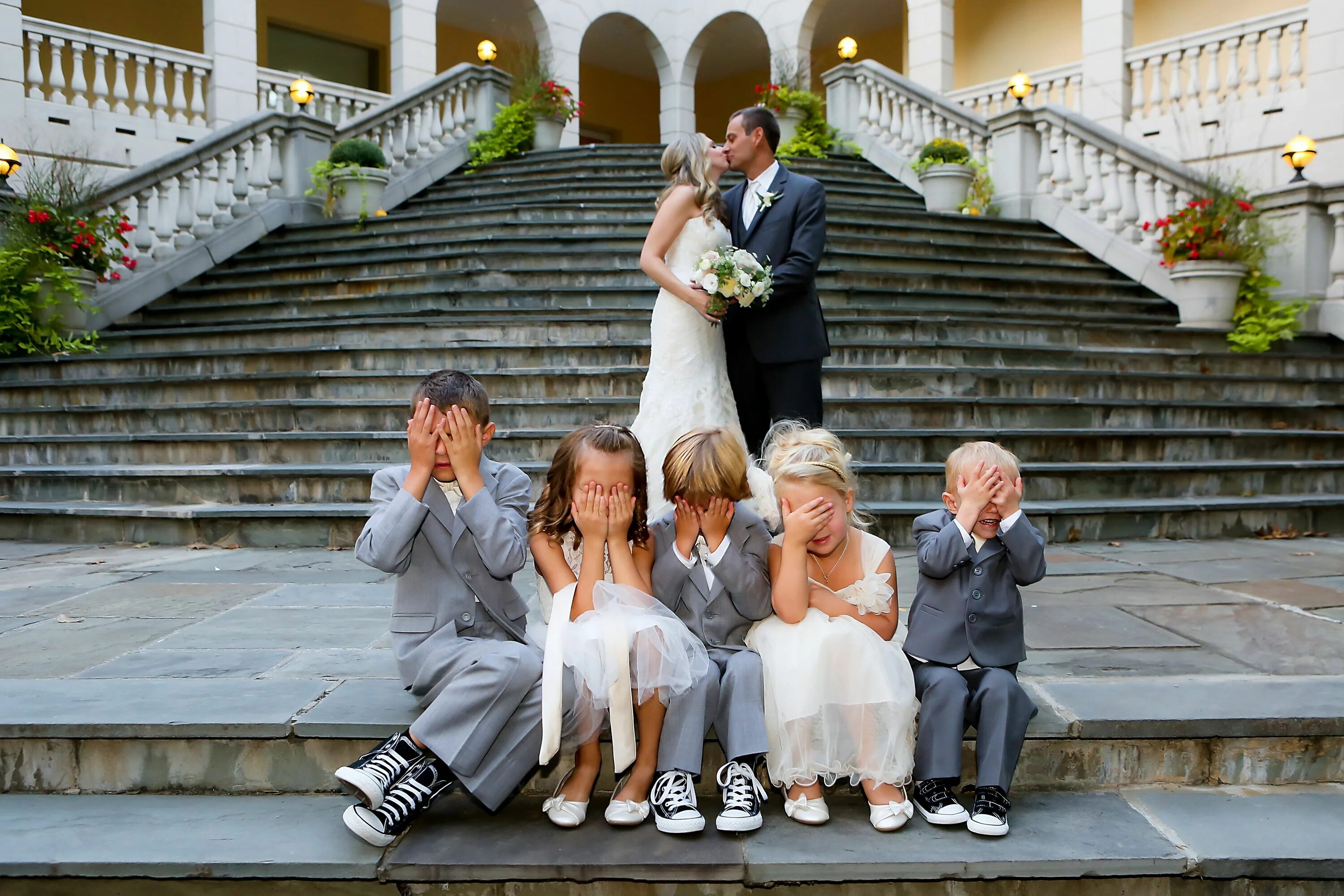 Семья это брак двух людей. Дети на свадьбе. Дети в свадебных нарядах. Свадьба и семья. Дети жених и невеста.