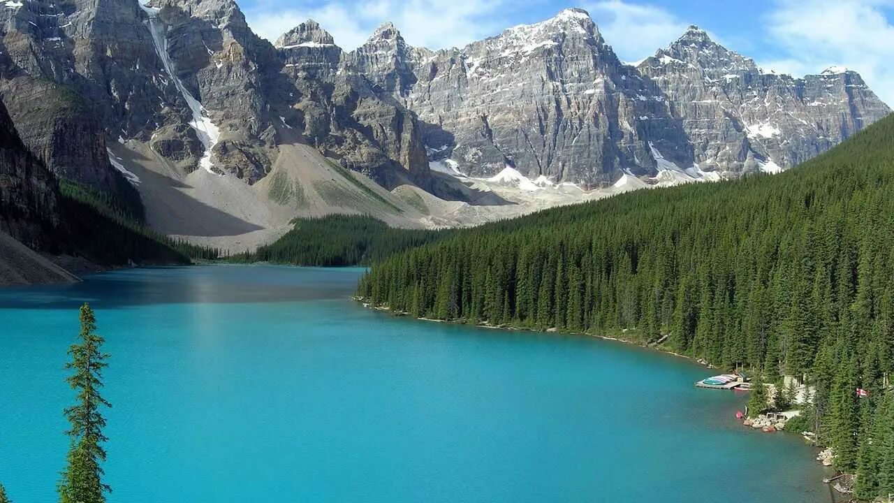 Красивые виды озера. Озеро Морейн в Канаде. Ледниковое озеро Морейн, Канада. Национальный парк Банф, Канада.