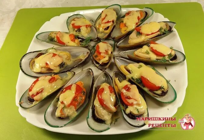 Большие мидии с томатами. Морской гребешок в томатном соусе. Мидии с помидорами и сыром. Мидии в томатном соусе с чесноком меридиан. Мидии аля маринара.