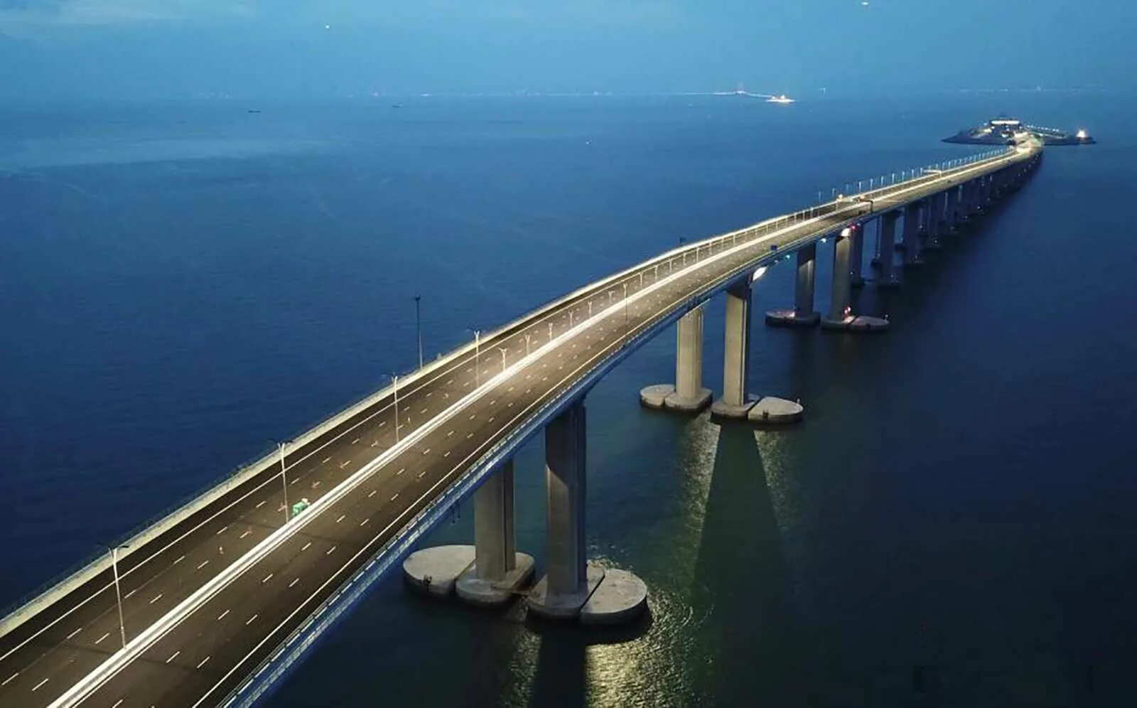 Самый большой конец в мире. Мост Гонконг - Чжухай - Макао. Даньян-Куньшаньский виадук Китай. Самый длинный мост в мире Даньян-Куньшаньский виадук. Моск Гонконг Чжухай Макао.