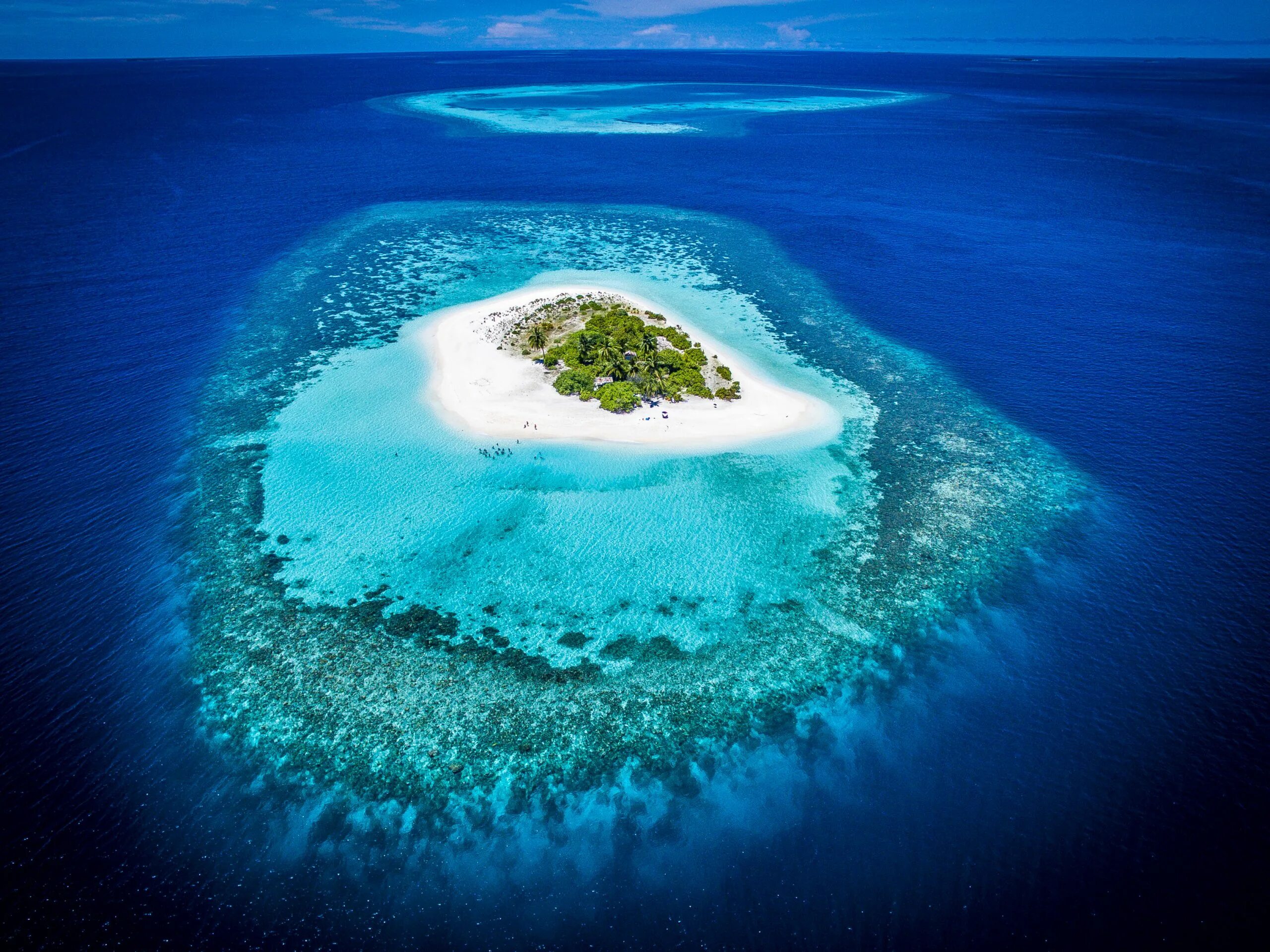 Separate island. Махибадху Мальдивы. Мальдивы глубина океана. Коралловые острова песок.