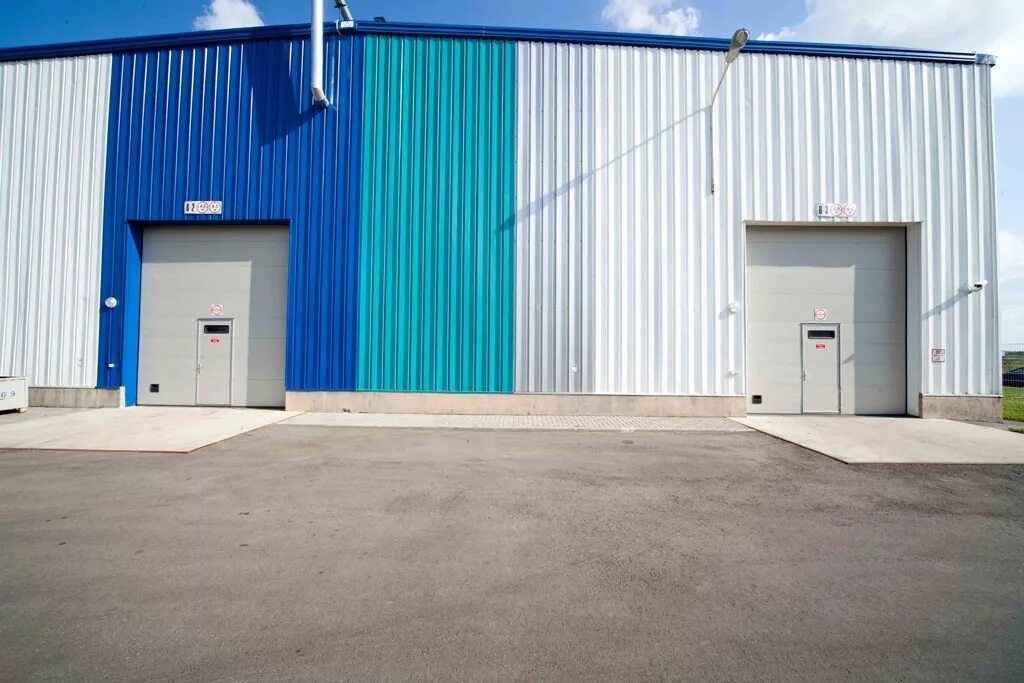 Ворота во двор алютех распашные. Откатные верхнеподвесные ворота. Ограждение промышленных объектов. Откатные ворота для ангара. Откатные ворота wisniowski.