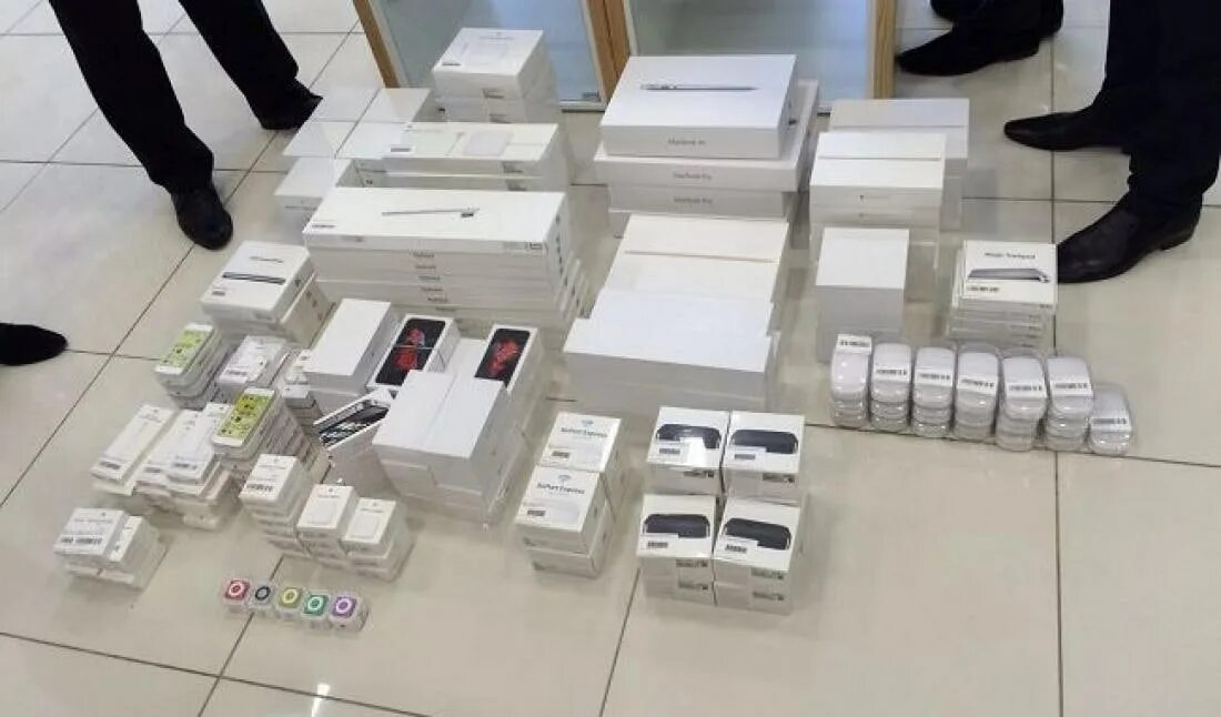 Магазин списанной техники apple за 0. Склад айфонов. Много айфонов. Склад техники Apple. Коробки от техники Apple.